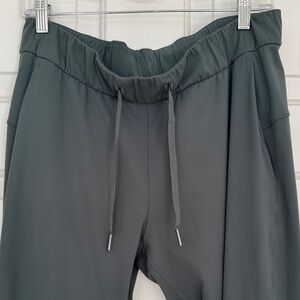 Lululemon forest green On The Fly ankle for Drawstring Joggers, size 8